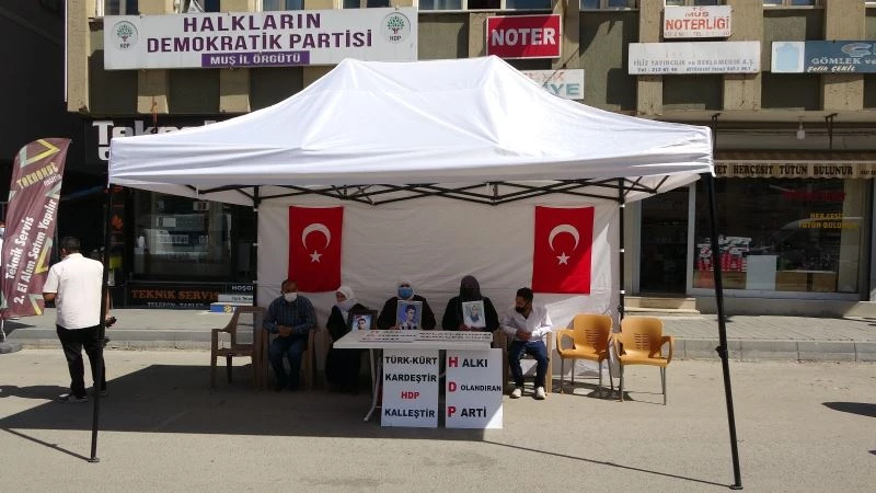 Muşlu annelerin HDP önündeki evlat nöbeti sürüyor
