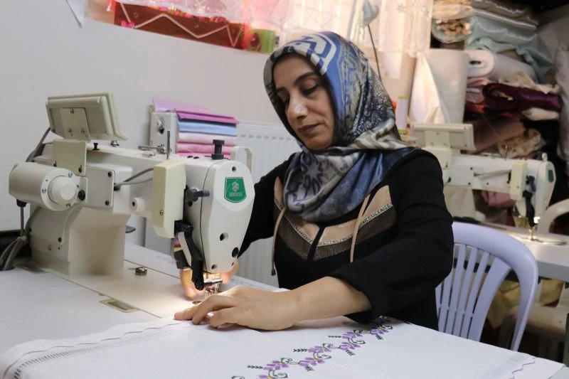 Dikiş nakış yaparak evine ve 3 çocuğuna bakıyor
