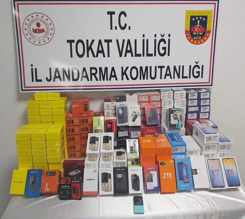 Tokat’ta 247 adet kaçak cep telefonu ele geçirildi
