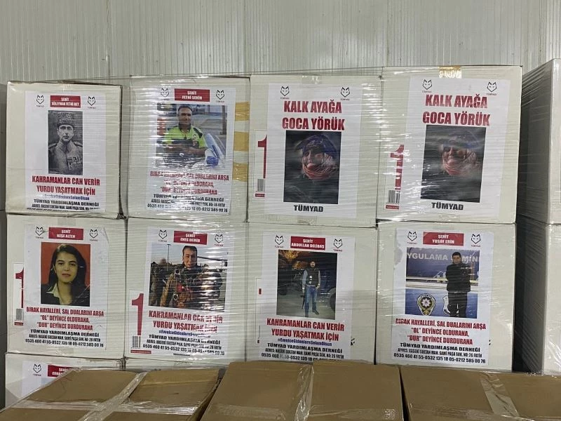 Şehitlerin fotoğraflarının yer aldığı yardım kolileri duygulandırdı
