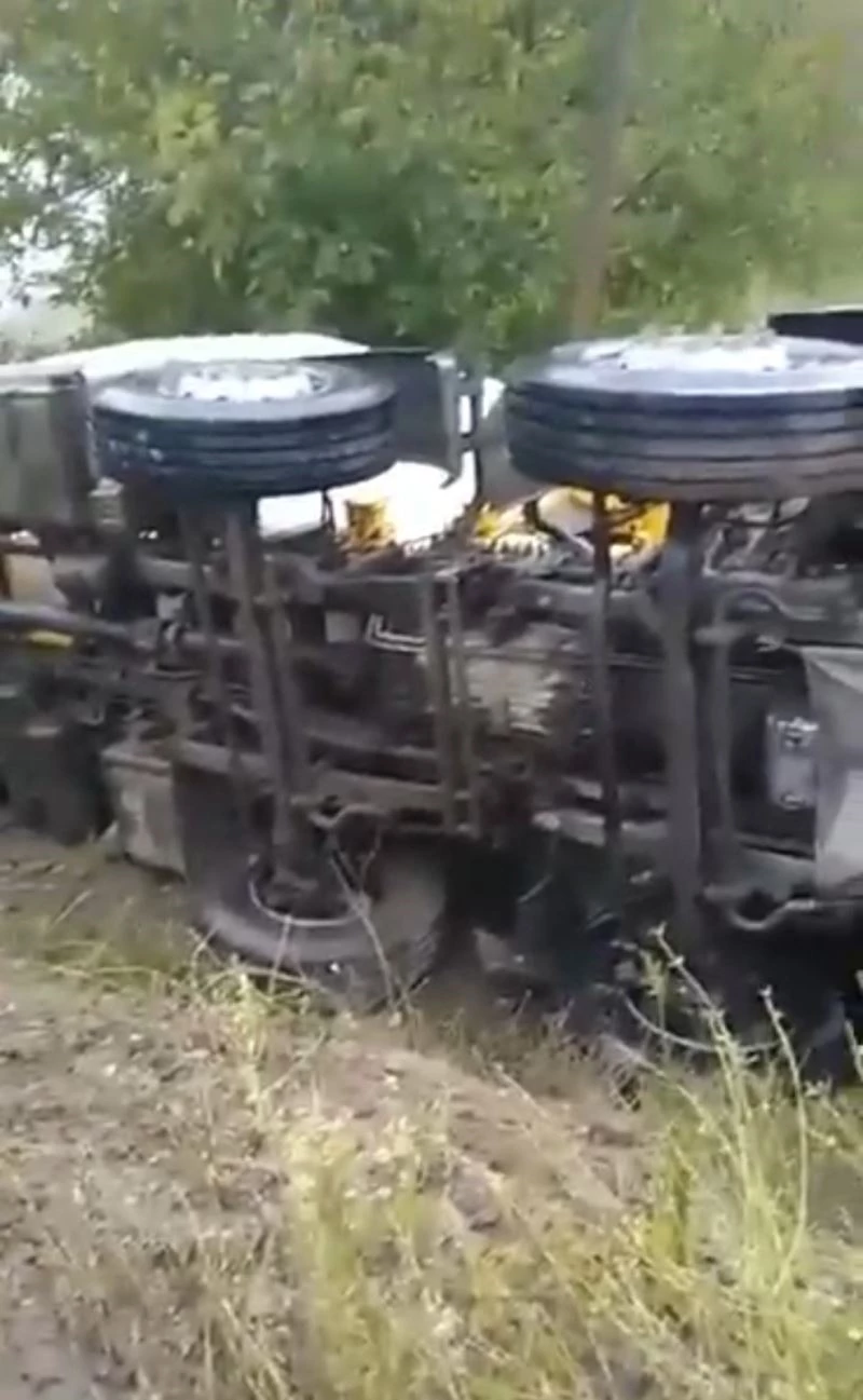 Beton mikser kamyonu devrildi: 2 yaralı
