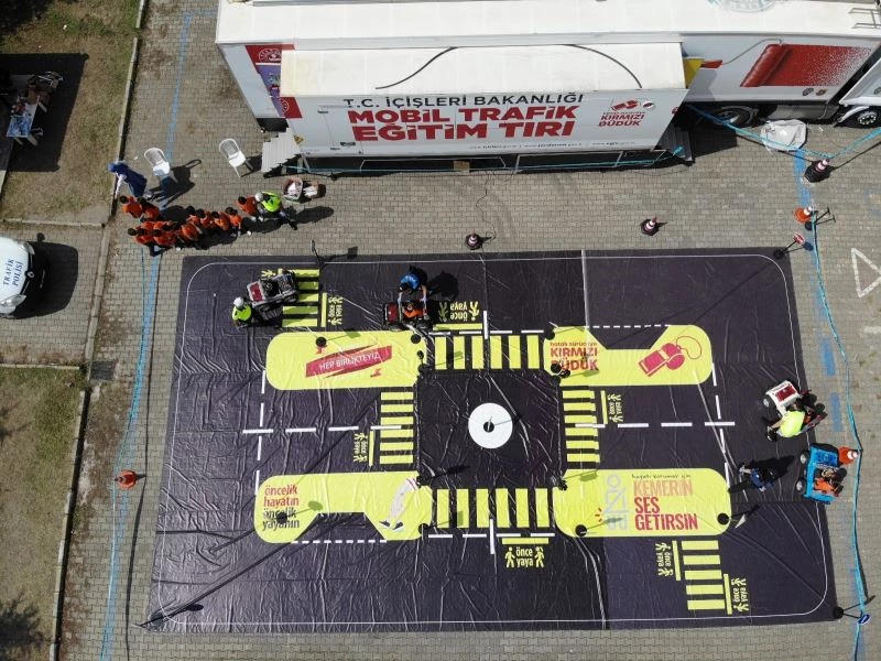 Minik öğrencilere trafik kurallarını polis amcaları anlattı
