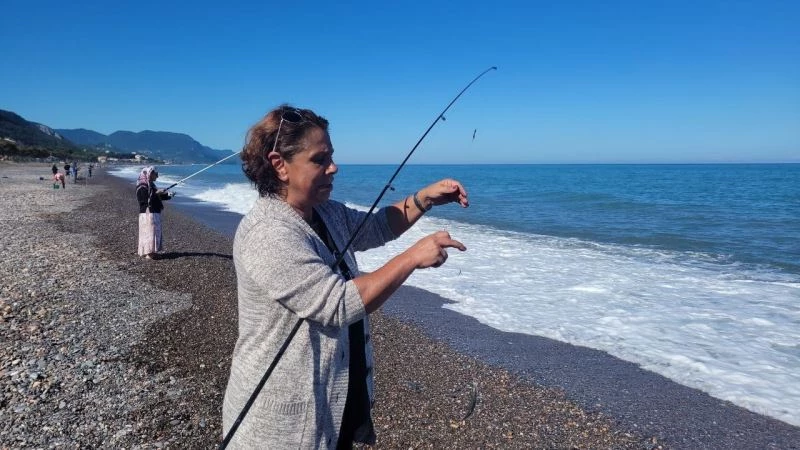 Denize oltayı atan kova kova balık tutuyor
