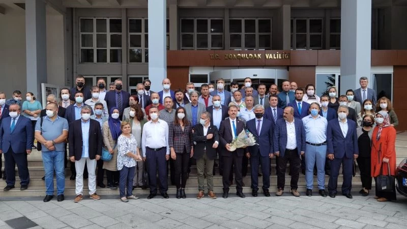 İl Milli Eğitim Müdürü Ali Tosun, mesai arkadaşlarıyla vedalaştı
