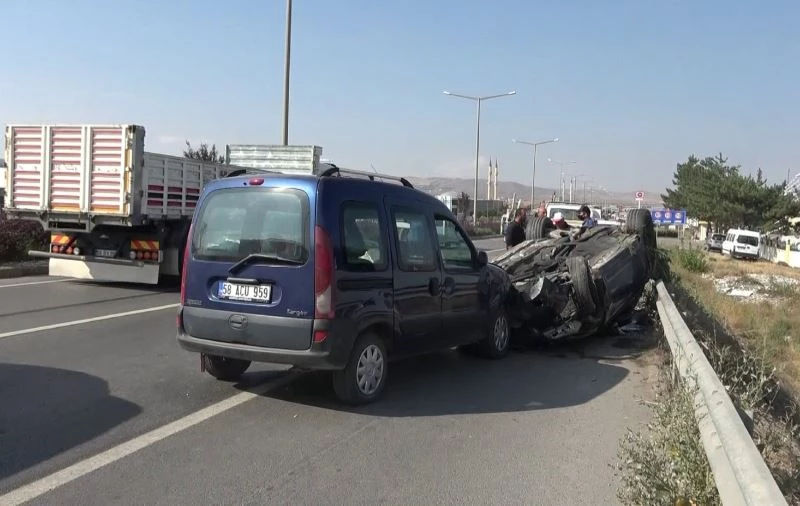 Orta refüjü aşıp karşı yöndeki otomobille kafa kafaya çarpıştı: 2 yaralı
