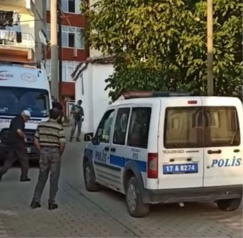 Annesinin başına keserle vurarak öldürdü
