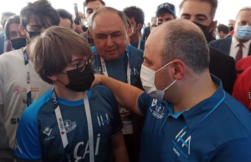 Bakan Varank liseli gençlerin İHA yarışlarını izledi
