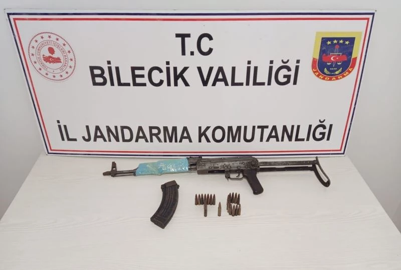 Durdurulan araçtan kalaşnikof silah çıktı
