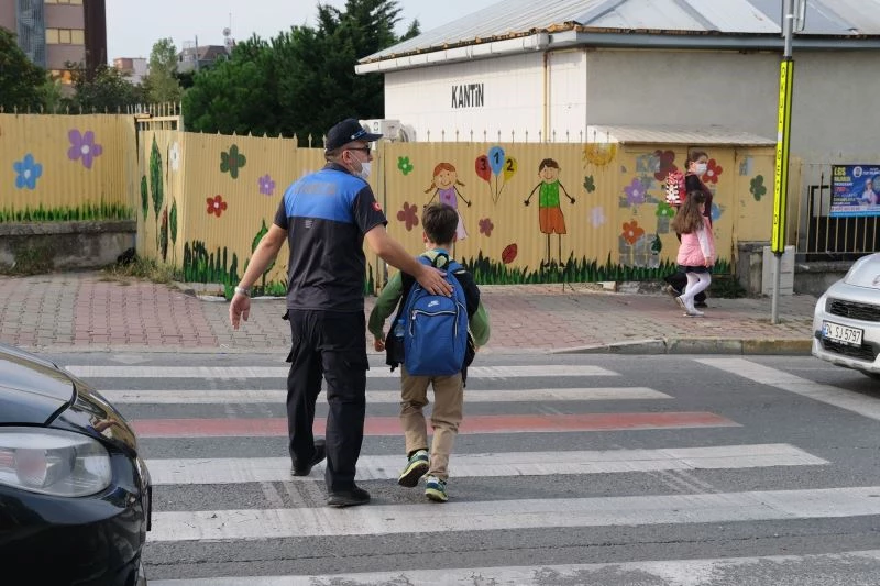 Maltepe’de zabıtayla artık okul önleri daha güvenli
