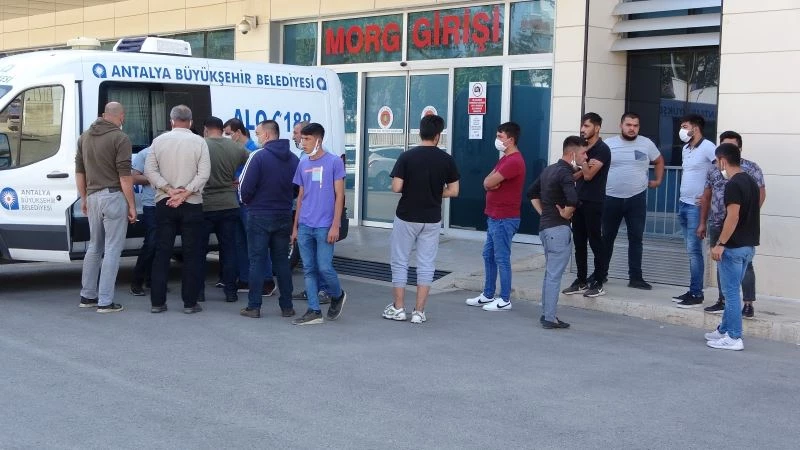 Eğlence dönüşü kazada can veren gencin cenazesini arkadaşları ve kardeşi aldı
