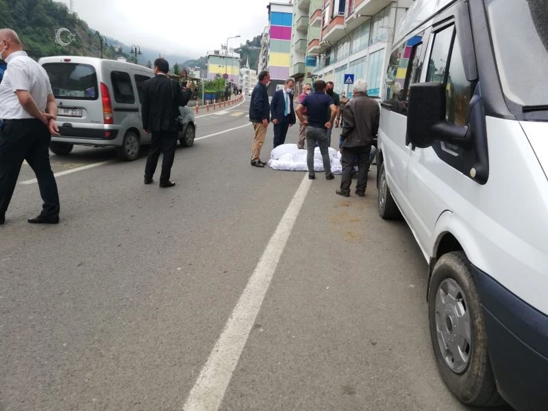 Trabzon’da Şalpazarı Belediye Başkanı fabrikada bulunan şapkaları sokağa atıp yaktı
