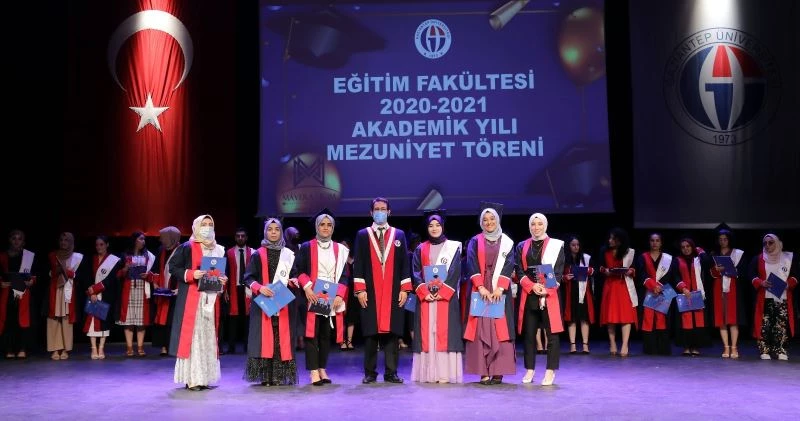 GAÜN Eğitim Fakültesi öğrencileri keplerini mezuniyet için fırlattı
