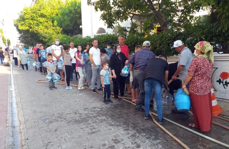 Rezaletin böylesi, vatandaş su almak için sokağa döküldü
