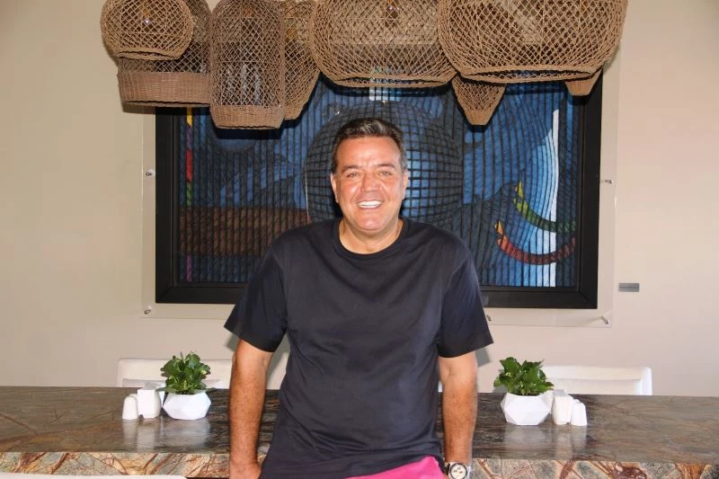 Sanatsever iş adamı otelini sanat eserleriyle süsledi, turistler hayran kaldı
