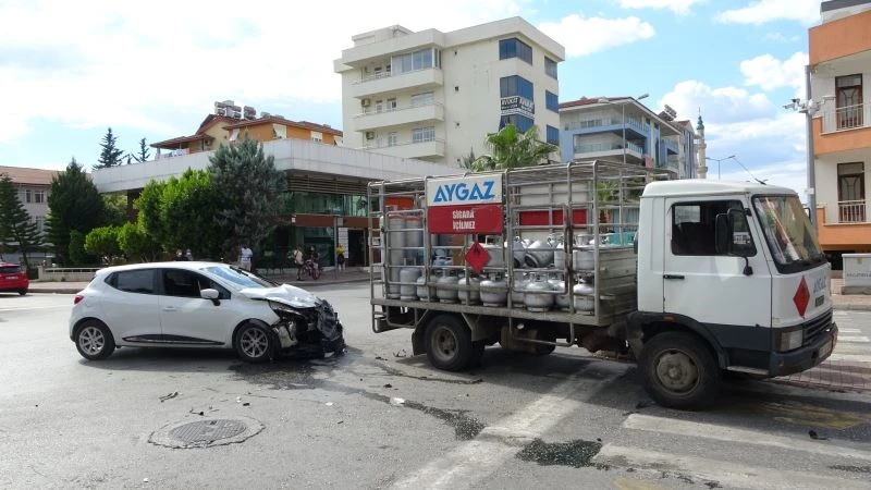 Otomobil, tüp kamyonuna çarptı: 1 yaralı
