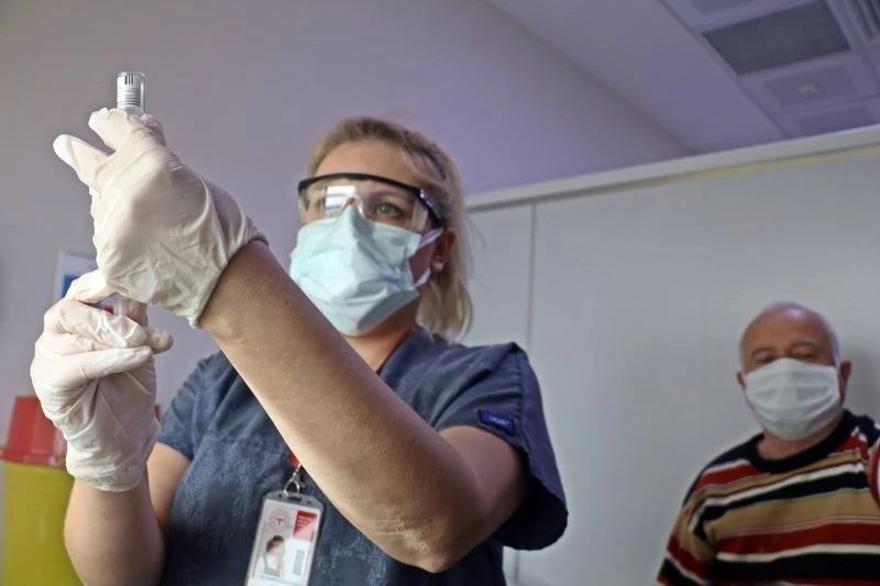 En düşük vaka oranında 3’üncü sıradaki Antalya’da başarının sırrı yüzde 90’a yaklaşan aşı oranı
