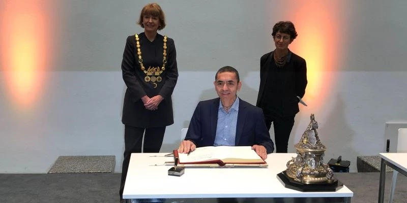 Köln Üniversitesi’nden Özlem Türeci ve Uğur Şahin’e “fahri doktora” unvanı
