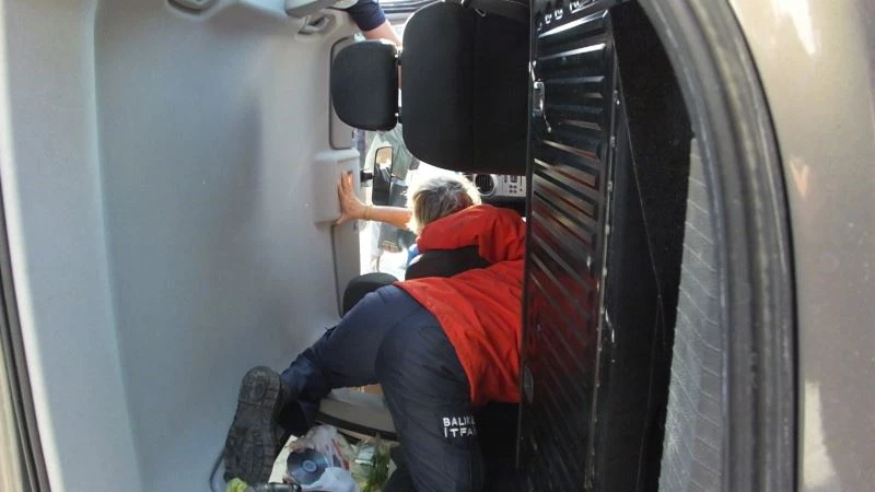 Yayaya çarpmamak için direksiyonu kıran kadın sürücü durağa çarpıp takla attı
