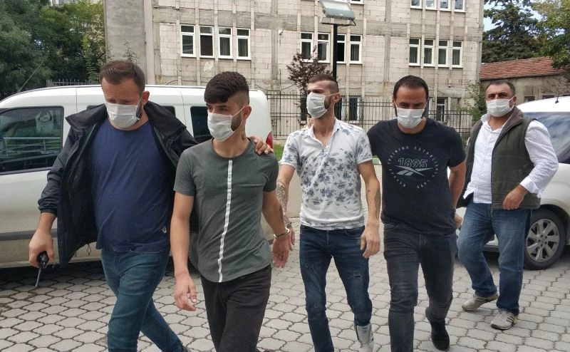 Silahlı saldırıda sokakta yürüyen kadını kazara vuranlar adliyeye sevk edildi
