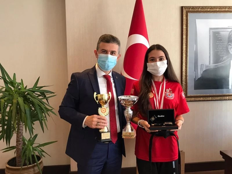 Kaymakam Bayar, Bodrumlu şampiyonu tebrik etti
