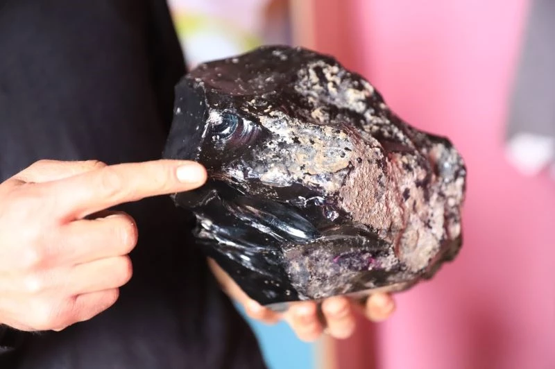 Bulduğu siyah sentetik ham elması satmak istiyor
