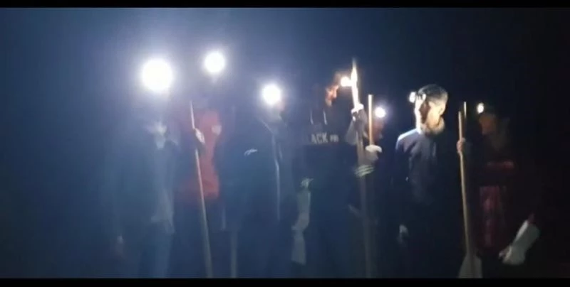 Alevleri görünce diskodaki eğlenceye son verip yangına koştular
