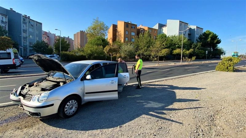 Sürücüsü panikleyen otomobil refüjü aşıp karşı şeride geçti
