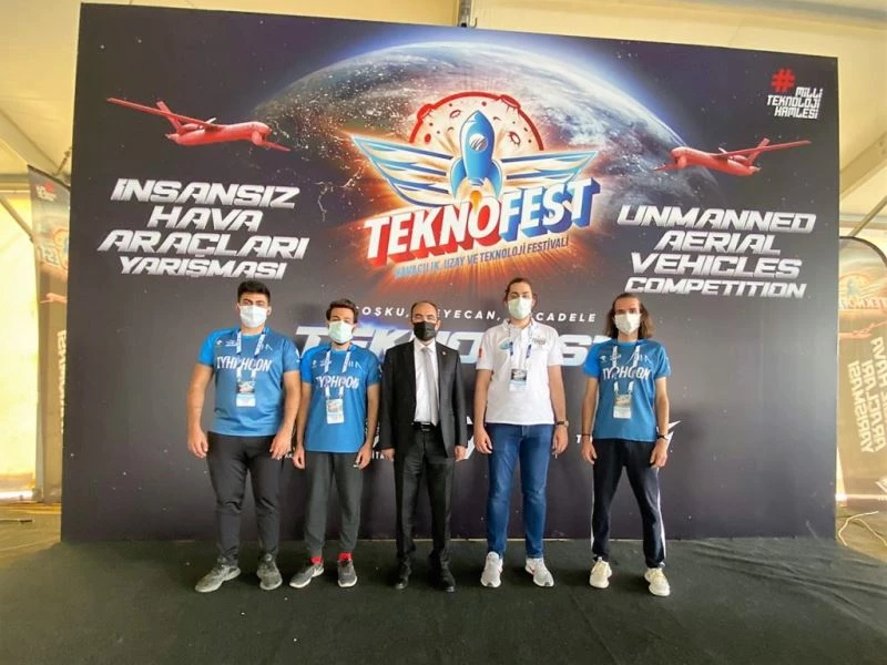 Yaptıkları 1 buçuk kilogram yük taşıyan İHA ile finalist olmaya hak kazandılar
