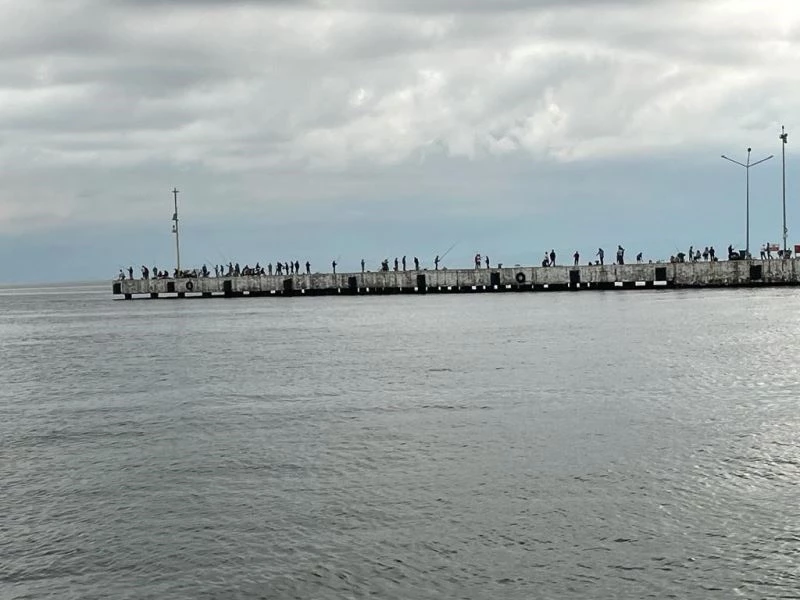 Sinop’ta oltasını alan iskeleye koşuyor
