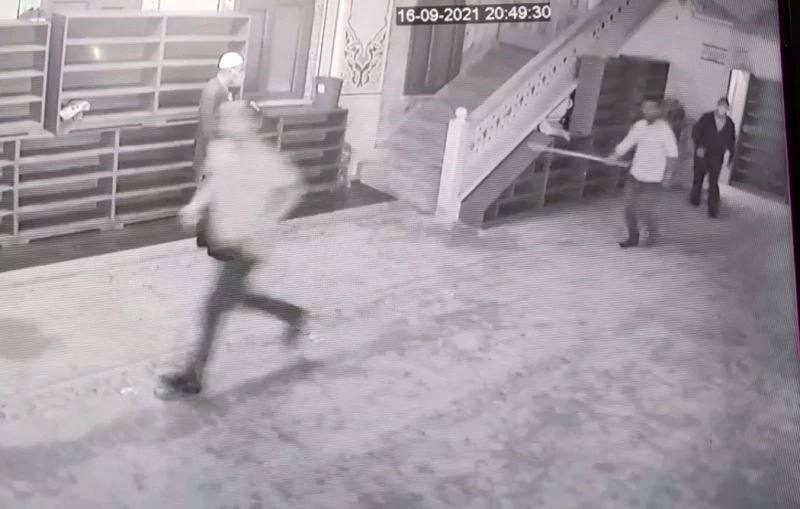 Sultangazi’de imama sopalı saldırı girişimi
