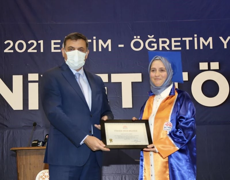 52 yaşındaki 3 çocuk annesi üniversiteyi birincilikle bitirdi
