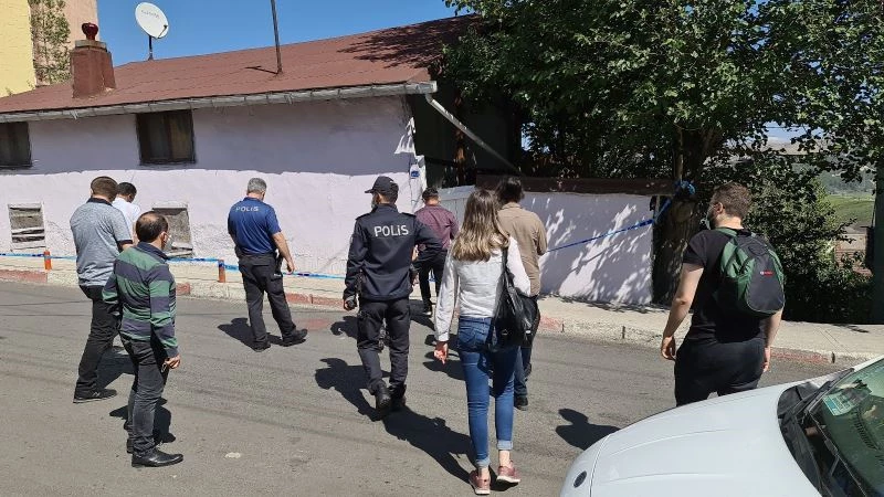 Komşusu kedilerin miyavlamasıyla şüphelendi, evde ölü bulundu
