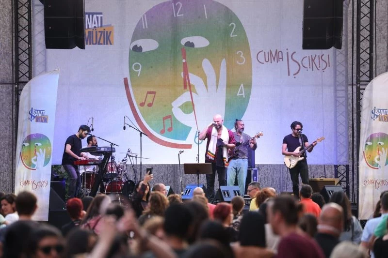 Sattas, ‘Cuma İş Çıkışı’ açık hava konserinde sahne aldı
