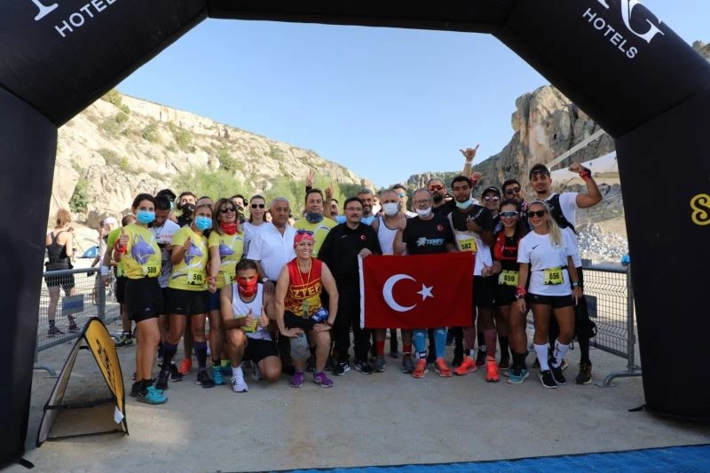 Vali koşuda soluk soluğa kalınca bitiş noktasında espriyi patlattı
