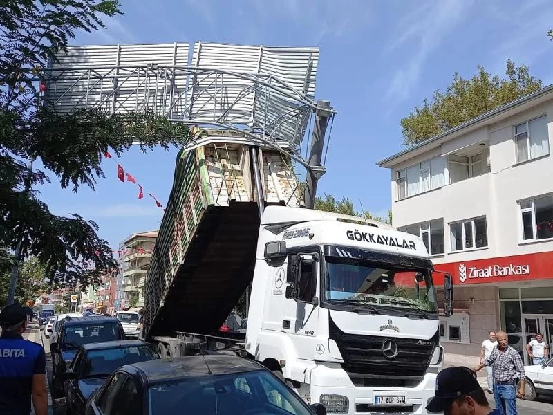 Seyir halindeki kamyon kasası açılınca yol levhasına takıldı
