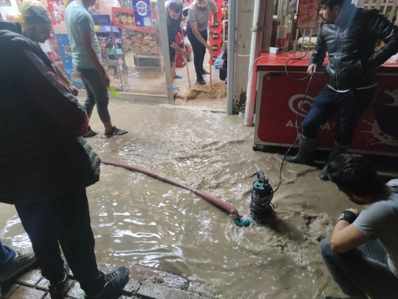 Van’da sağanak sele neden oldu, ev ve dükkanlar su altında kaldı
