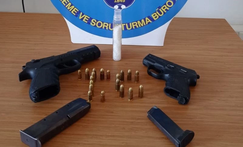 Polisin takibe aldığı şüphelilerden uyuşturucu ve silah çıktı

