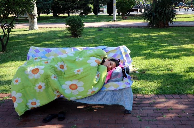 Kimsesiz kadın 3 aydır parkta yatıyor
