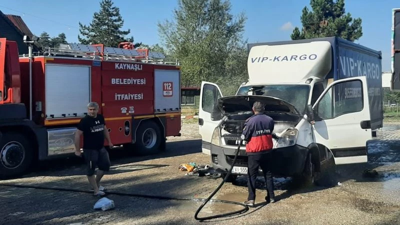 Seyir halindeki kamyonette kokutan yangın
