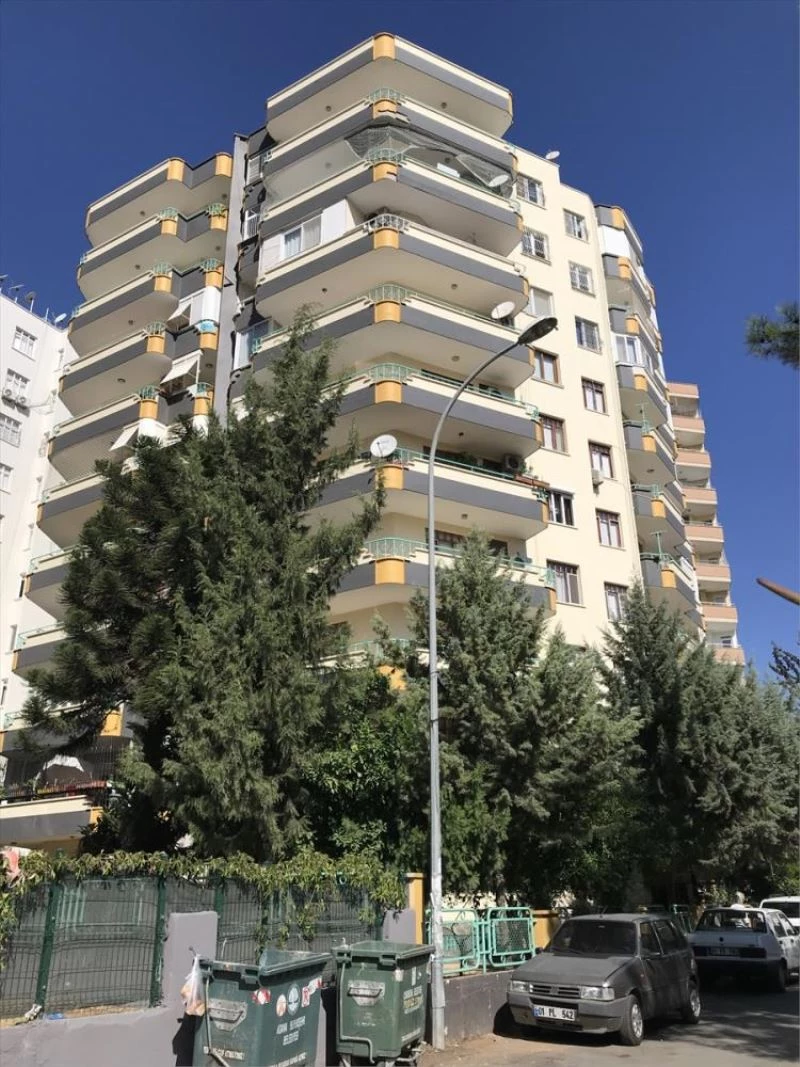 Evde düşüp kapıya çarpan kişi, kırılan camın boynunu kesmesi sonucu öldü