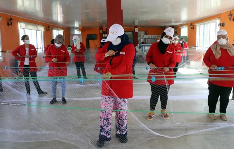 Balık ağları kadınların maharetli ellerinde örülüyor