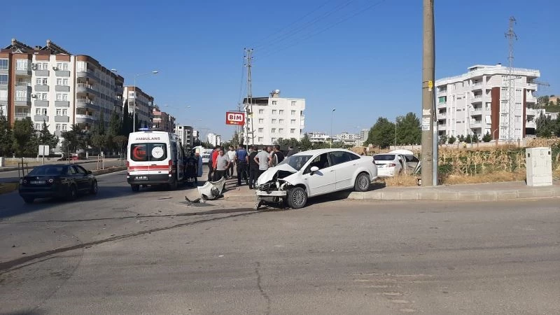Mahalle sakinleri kazaların meydana geldiği kavşağa sinyalizasyon istiyor
