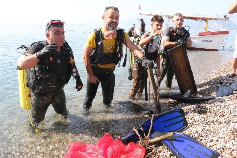 Dünyaca ünlü sahilden 30 dakikada çıkan çöpler pes dedirtti
