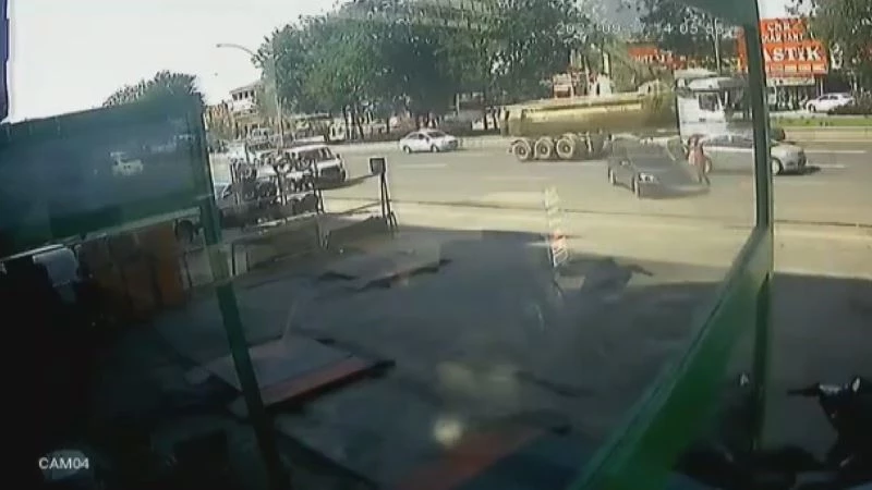 Facianın eşiğinden dönüldü: El frenini çekmeyi unuttukları araç trafiğe daldı
