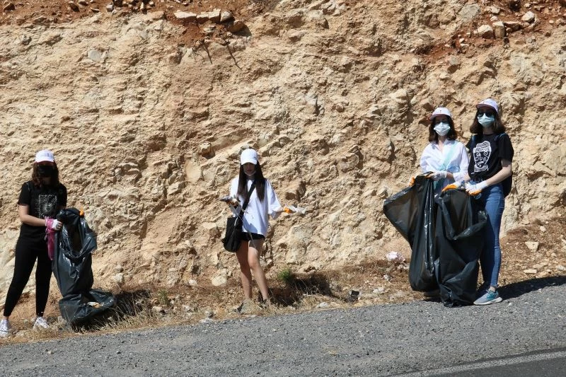 Ellerine poşet alıp yerden çöp topladılar

