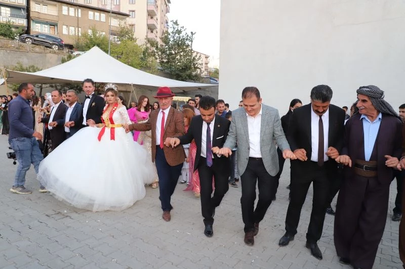 Aşiret düğününde Vali Akbıyık halay çekti.