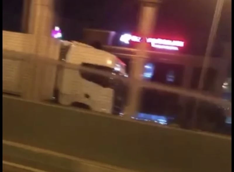 Ters şeritten son sürat ilerleyen tır, korkuya sebep oldu
