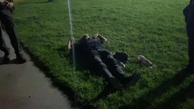 Alkollü şahıs yere yatıp dakikalarca göğsünü yumrukladı
