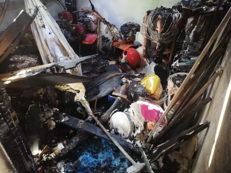 4 kişilik aileye mezar olan yangından geriye enkaz yığını kaldı
