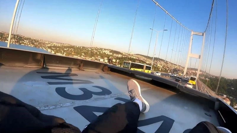 (Özel) Çılgın youtuber bu kez de Avrupa’dan Asya kıtasına metrobüsün üstünde geçti
